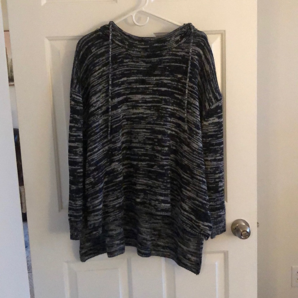 Oversized, hooded sweater